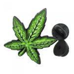Pin Cannaleaf Hightrip con hoja verde esmaltada y doble broche metálico.