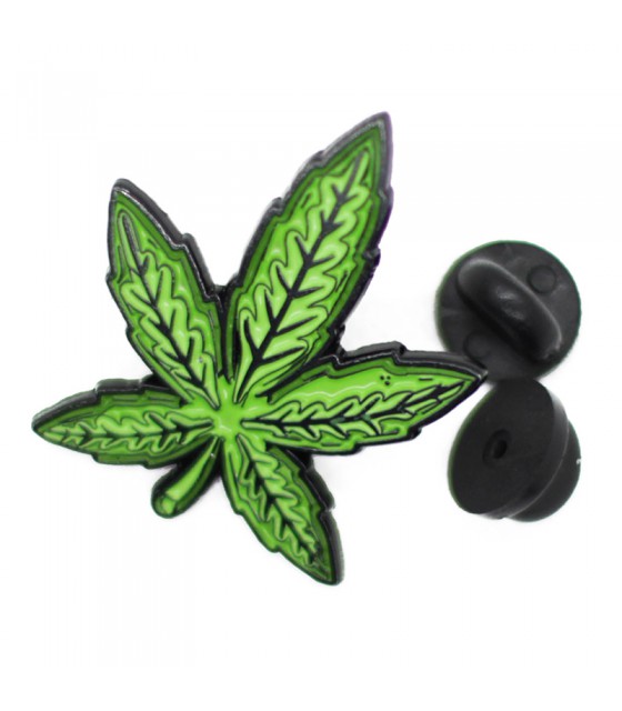 Pin Cannaleaf Hightrip con hoja verde esmaltada y doble broche metálico.