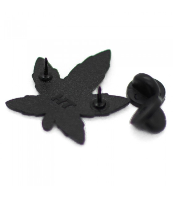 Pin Cannaleaf Hightrip con hoja verde esmaltada y doble broche metálico.