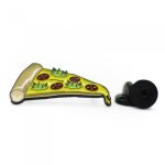 Pin Pizzanábica Hightrip con porción animada y hojas verdes.