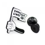 Pin Cannabis Libre Hightrip esmaltado, circular y con mensaje de libertad.