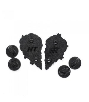 Pin Amor High esmaltado metálico con doble broche de sujeción.