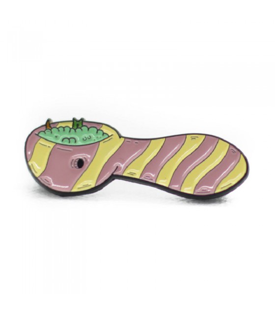 Pin Pipazo Hightrip con diseño volado y expresión de golpe.
