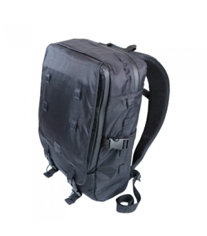 Mochila Ozeta Slim negra, perfil delgado, acolchada y urbana. Ideal para llevar lo esencial con estilo y protección.