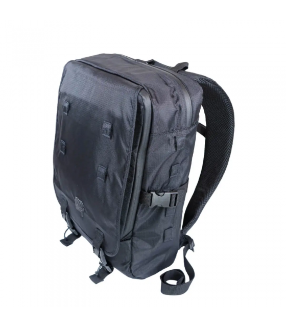 Mochila Ozeta Slim negra, perfil delgado, acolchada y urbana. Ideal para llevar lo esencial con estilo y protección.