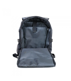 Mochila Ozeta Slim negra, perfil delgado, acolchada y urbana. Ideal para llevar lo esencial con estilo y protección.