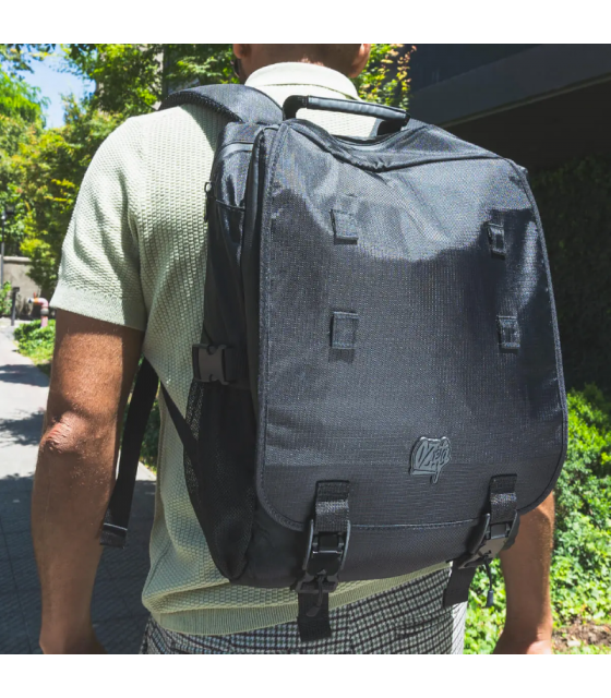 Mochila Ozeta Slim negra, perfil delgado, acolchada y urbana. Ideal para llevar lo esencial con estilo y protección.